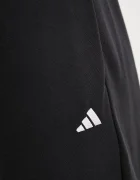 adidas Спортен панталон Essentials в черно с изчистен дизайн JD7999