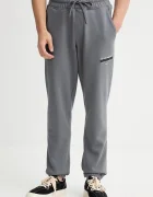 AllSaints панталони от памук мъжки в сиво с десен M035TB