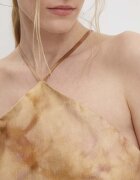 Answear.LAB Рокля в златисто дълга със стандартна кройка