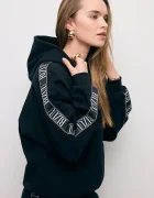 BIZUU Суичър MAYRA в черно с качулка с апликация MAYRA CZARNY