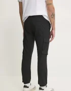 Calvin Klein Jeans Панталон в черно с кройка по тялото J30J327614