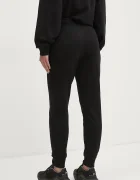 DKNY Спортен панталон в черно с изчистен дизайн DP5P3496