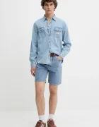 Guess Jeans Памучна риза в синьо със стандартна кройка с класическа яка M5GH56 D5M82