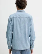 Guess Jeans Памучна риза в синьо със стандартна кройка с класическа яка M5GH56 D5M82