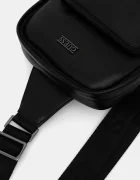 Guess Раница BOSTON в черно малък размер с изчистен дизайн HMBOCA P5326