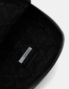 Guess Раница BOSTON в черно малък размер с изчистен дизайн HMBOCA P5326