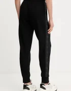Guess Спортен панталон NEW VICTOIRE в черно с апликация W5YB11 KBYE2