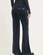 Juicy Couture Кадифен спортен панталон LAYLA POCKET LR в тъмносиньо с изчистен дизайн JCSEBJ001