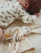Konges Sløjd Играчка (плюшена) за деца от памук SLEEPY RABBIT бежова KS106230
