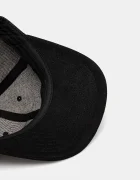 Levi's Шапка с козирка в черно с апликация 000A9-0012