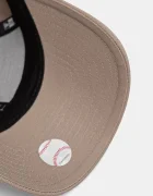 New Era Памучна шапка с козирка OUTLINE 9FORTY® в бежово 60675524