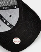 New Era Шапка с козирка HOMEFIELD 9FORTY® TRUCKER в черно с изчистен дизайн 60579078