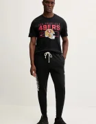 Nike Памучна тениска SS Helmet Essential Tee в черно с принт N199-00A-9B-LQC