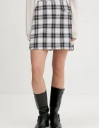 Tommy Jeans Памучна пола в черно къса със стандартна кройка DW0DW21461