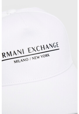 Armani Exchange Памучна шапка в бяло с принт - Pepit.bg