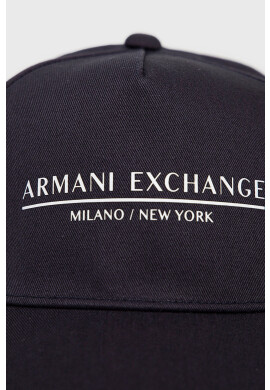 Armani Exchange Памучна шапка в тъмносиньо с принт - Pepit.bg
