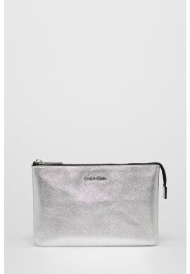 Calvin Klein Чанта в сребристо - Pepit.bg