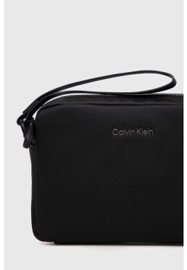 Calvin Klein Чанта през рамо в черно - Pepit.bg