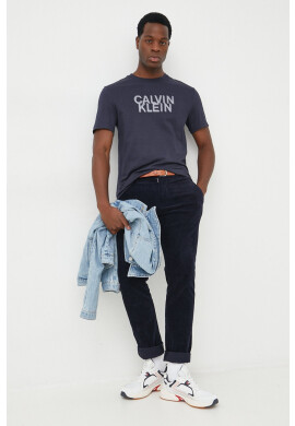 Calvin Klein Памучна тениска в тъмносиньо с принт - Pepit.bg