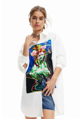 Desigual Памучна риза дамска в бяло със свободна кройка с класическа яка - Pepit.bg