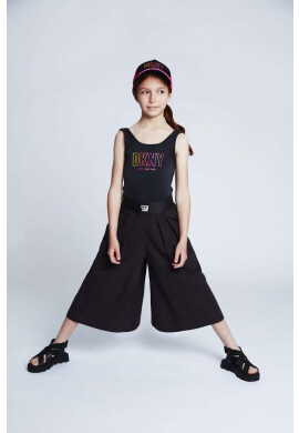 DKNY Детски панталон в черно с изчистен дизайн - Pepit.bg