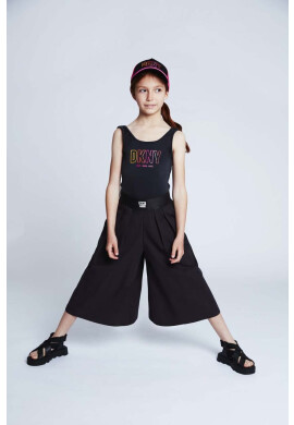 DKNY Детски панталон в черно с изчистен дизайн - Pepit.bg