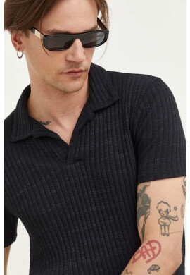 Hollister Co. Тениска с яка в черно с изчистен дизайн - Pepit.bg
