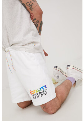 Levi's Памучен къс панталон Pride в бяло - Pepit.bg