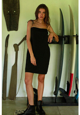 Muuv. Рокля MUUV Subtle Oversize в черно къс модел със стандартна кройка - Pepit.bg