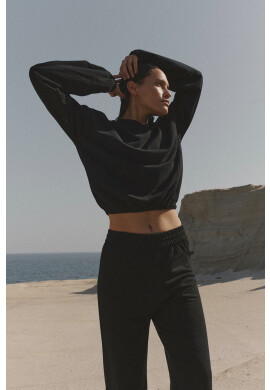 Muuv. Суичър Bluza Crop Top Subtle Cotton в черно с изчистен дизайн - Pepit.bg