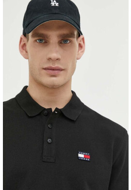 Tommy Jeans Памучна тениска с яка в черно с апликация - Pepit.bg