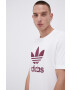 adidas Originals Памучна тениска в бяло с принт - Pepit.bg