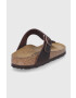 Birkenstock Кожени джапанки Gizeh дамски в кафяво с равна подметка - Pepit.bg
