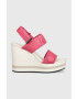 Calvin Klein Jeans Сандали WEDGE SANDAL WEBBING в розово със скосена платформа YW0YW00959 - Pepit.bg