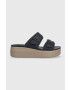 Crocs Чехли Brooklyn Low Wedge Sandal в тъмносиньо с платформа 207431 - Pepit.bg