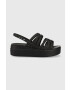 Crocs Сандали Brooklyn Strappy Low Wedge в черно с платформа 206751 - Pepit.bg