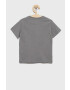 Gap Детска памучна тениска в сиво с принт - Pepit.bg