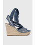 Guess Сандали HALONA В синьо със скосена платформа - Pepit.bg