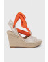 Guess Сандали HALONA В бежово със скосена платформа - Pepit.bg