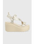 Guess Сандали OCILIA2 в бежово със скосена платформа - Pepit.bg