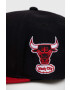 Mitchell&Ness Шапка с козирка Chicago Bulls в черно с десен - Pepit.bg