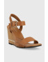 Tommy Hilfiger Сандали HARDWARE WEDGE SANDAL в кафяво със скосена платформа FW0FW07074 - Pepit.bg