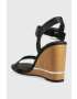 Tommy Hilfiger Сандали HARDWARE WEDGE SANDAL в черно със скосена платформа FW0FW07074 - Pepit.bg