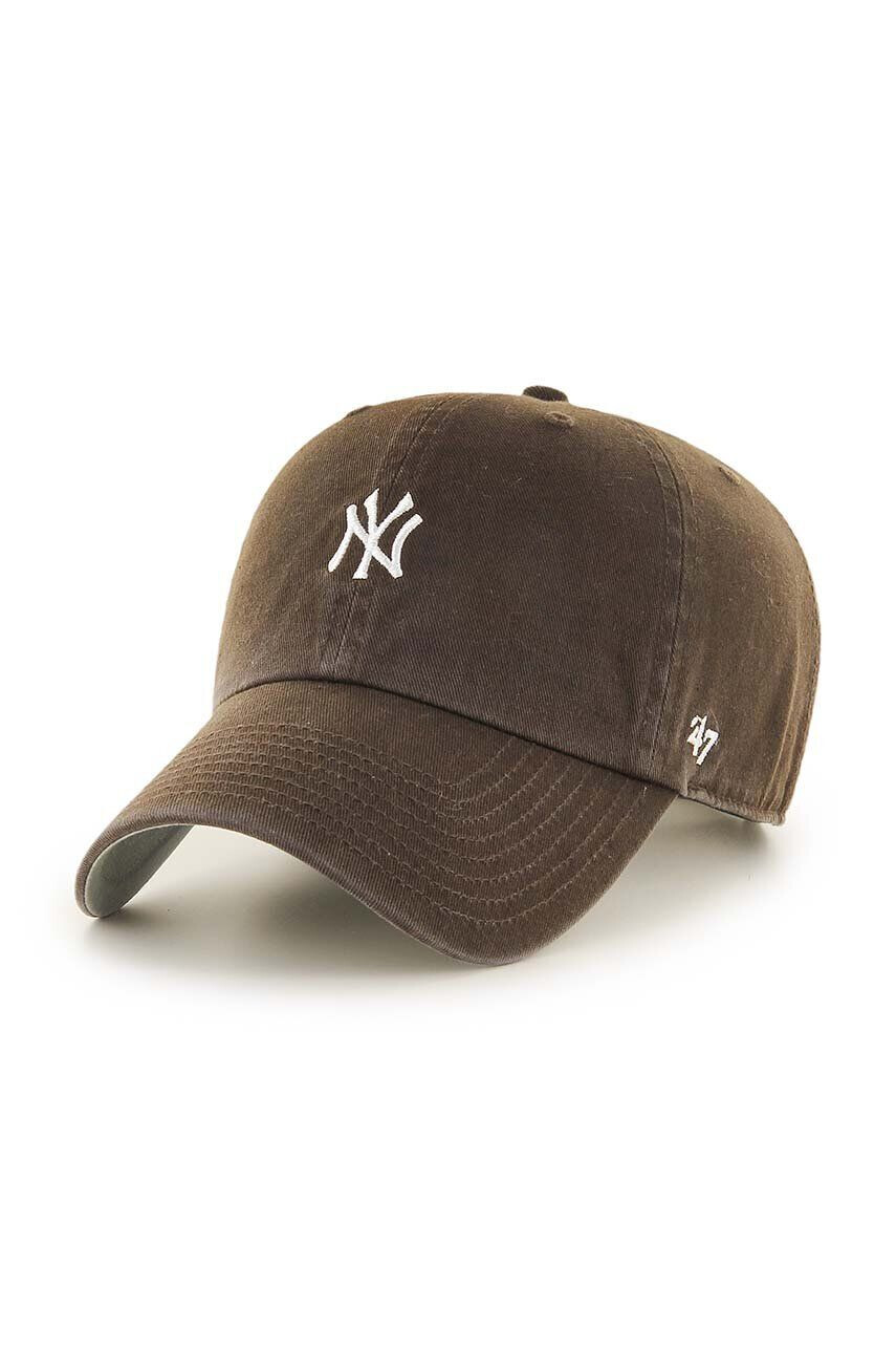 47brand Памучна шапка с козирка MLB New York Yankees в кафяво с апликация - Pepit.bg