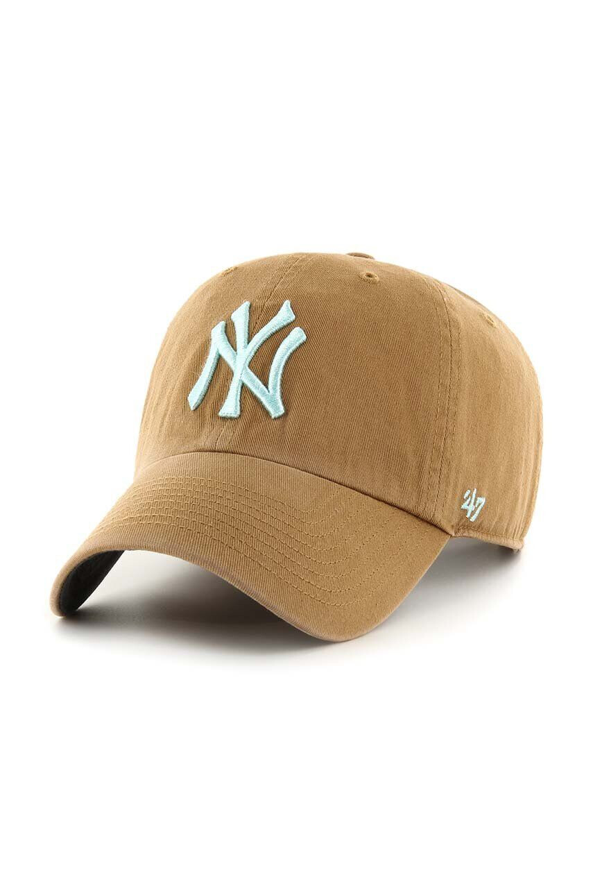 47brand Памучна шапка с козирка MLB New York Yankees в бежово с апликация - Pepit.bg