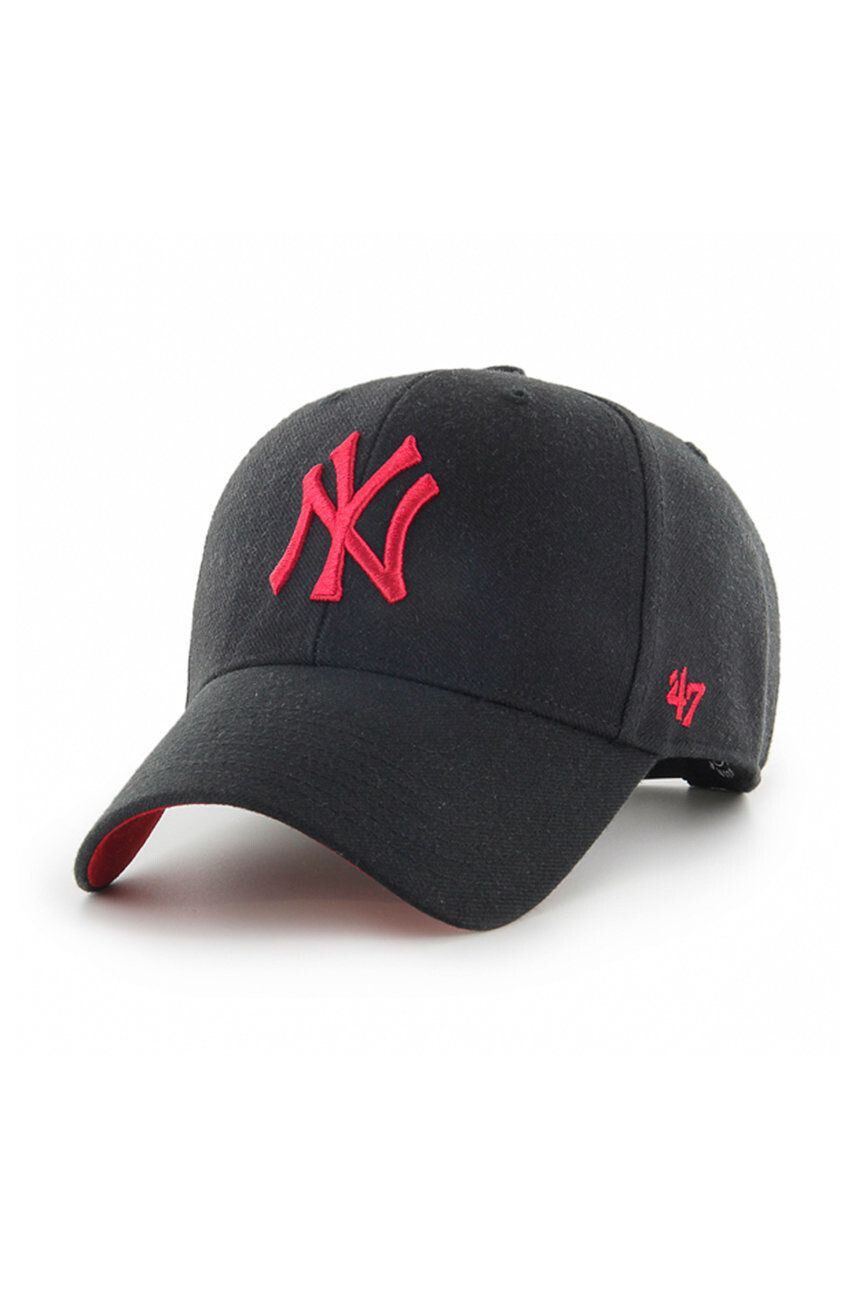 47brand Шапка New York Yankees в черно с апликация - Pepit.bg