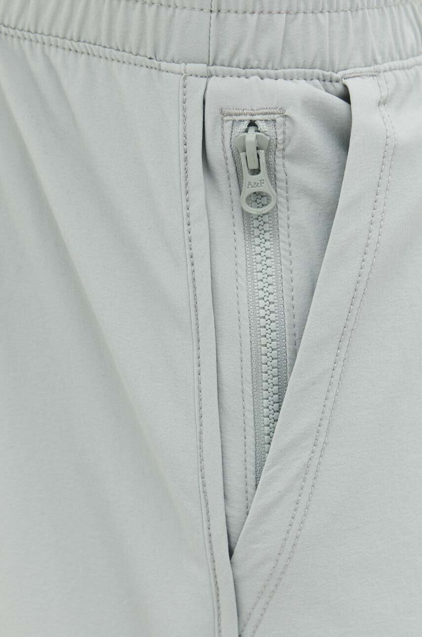 Abercrombie & Fitch Къс панталон в сиво - Pepit.bg