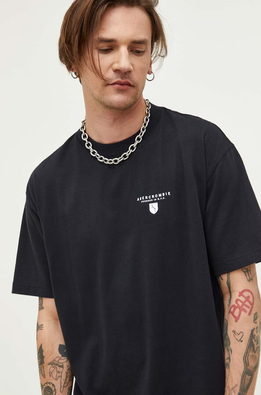 Abercrombie & Fitch Памучна тениска в черно с принт - Pepit.bg