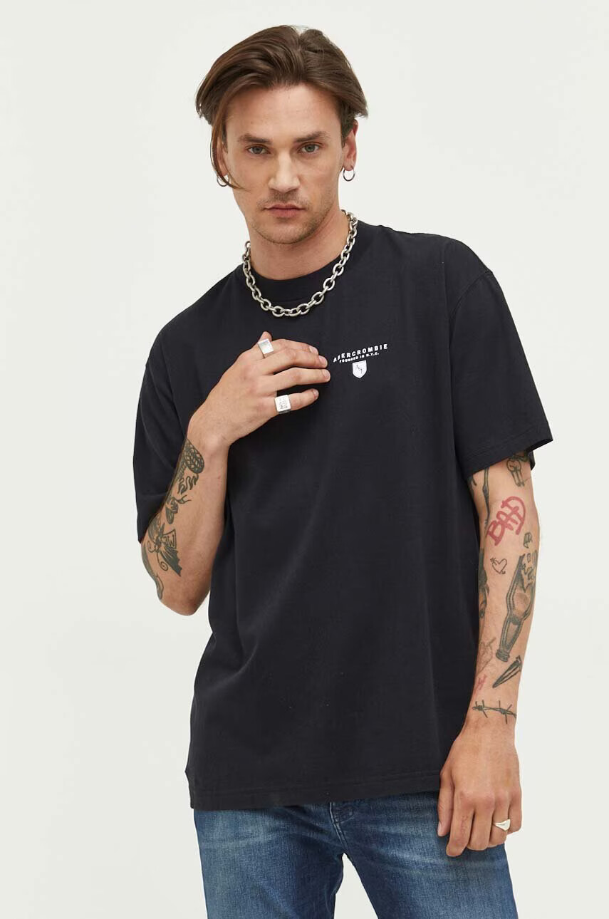 Abercrombie & Fitch Памучна тениска в черно с принт - Pepit.bg