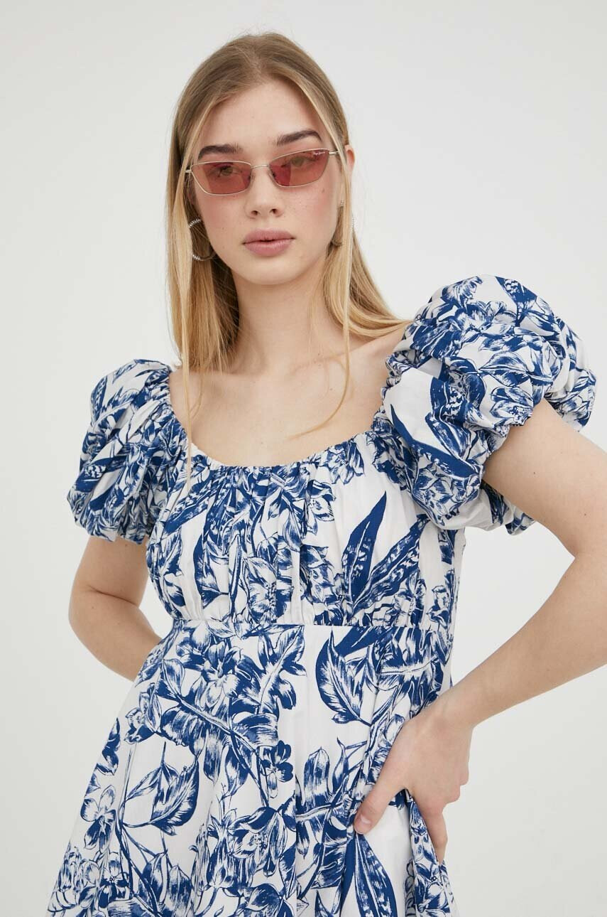 Abercrombie & Fitch Рокля в синьо къс модел разкроен модел - Pepit.bg